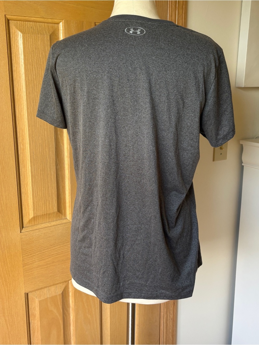 🤍Under Armour Dark Gray V‑Neck Performance Tee🤍 woman’s size XL - Picture 3 of 5